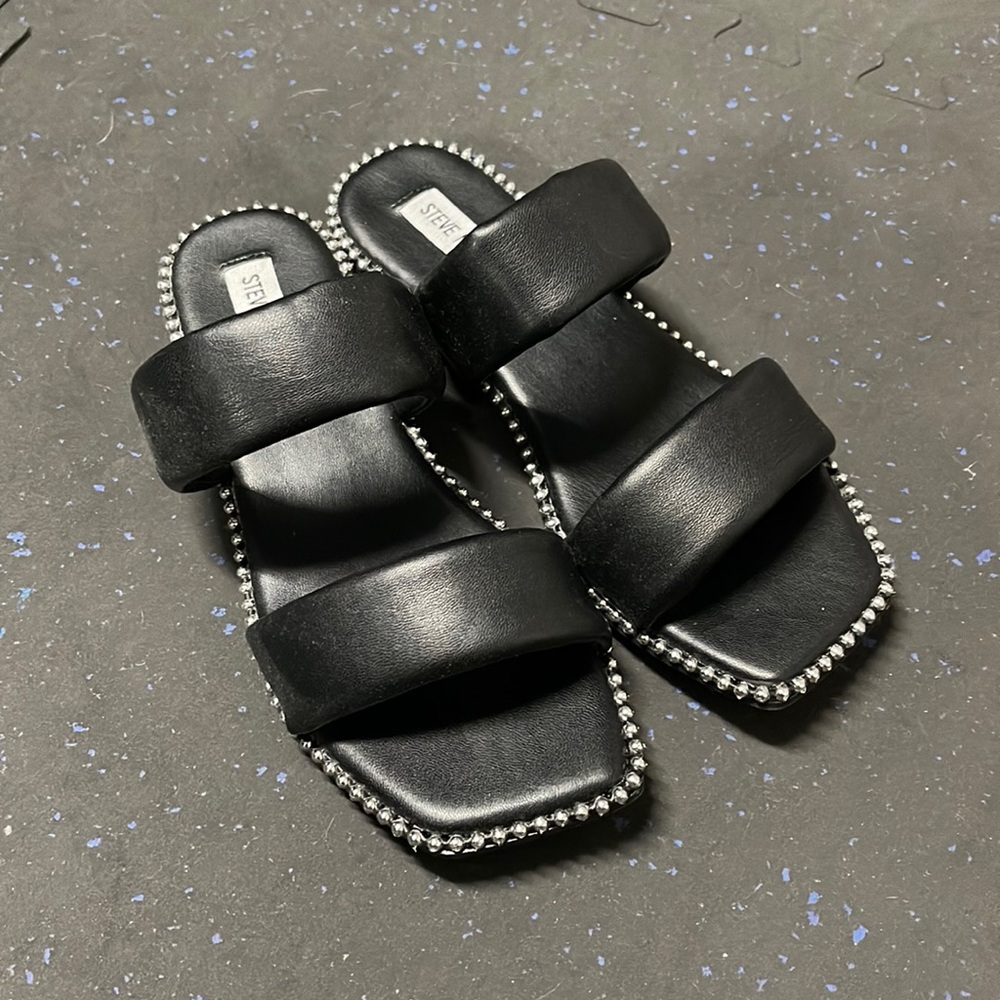 Steven Madden Black Flat Studded Sandals Sz 7W